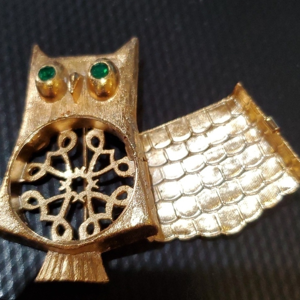 Avon Vintage Owl brooch 2.25 inch gold tone Secret Compartment or locket. - Picture 3 of 5